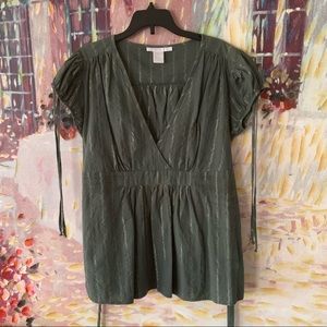 Cute!! Short sleeve, tie back top-M